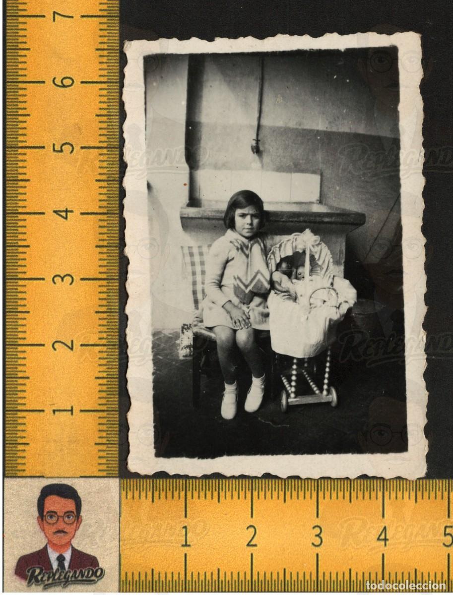Fotograf&iacute;a antigua: NI&Ntilde;A SERIA POSA JUNTO MU&Ntilde;ECA EN COCHECITO JUGUETE - INFANCIA JUEGOS - FOTOGRAF&Iacute;A ANTIGUA A&Ntilde;OS 50/60