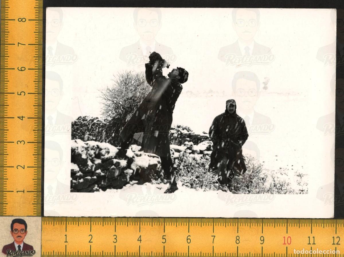 Fotograf&iacute;a antigua: LOCOS J&Oacute;VENES MONTA&Ntilde;EROS BEBEN BOTA VINO BAJO NEVADA - NIEVE - FOTO ANTIGUA ART&Iacute;STICA A&Ntilde;OS 50/60