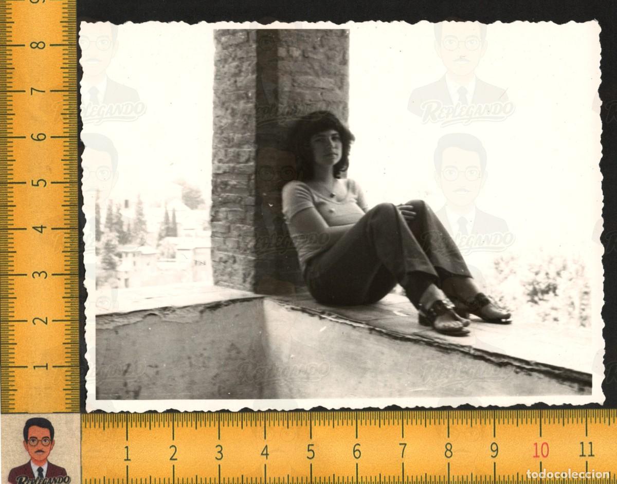 Fotograf&iacute;a antigua: MUJER JOVEN MELANC&Oacute;LICA SENTADA BALC&Oacute;N - ALHAMBRA GRANADA - FOTOGRAF&Iacute;A ANTIGUA ART&Iacute;STICA A&Ntilde;OS 60