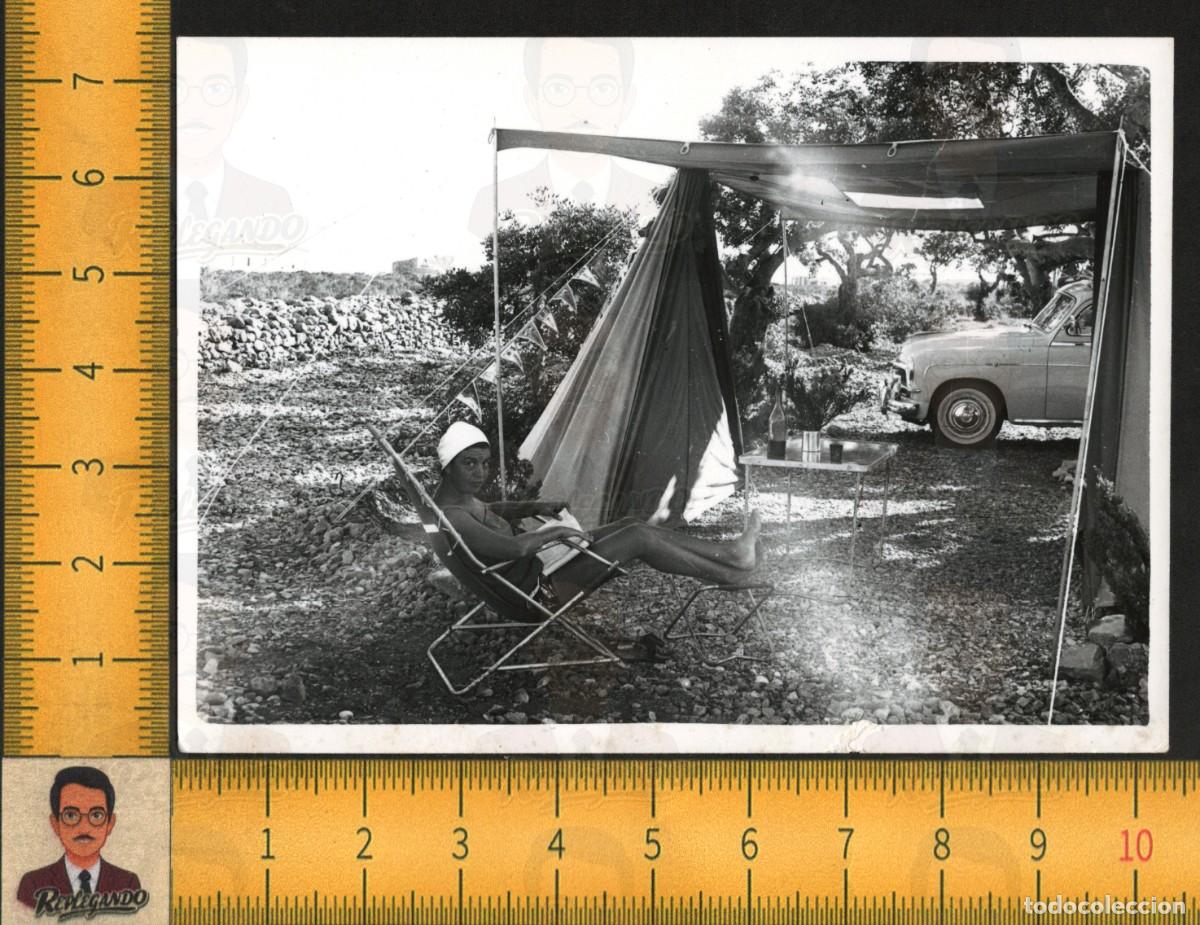 Fotograf&iacute;a antigua: MUJER JOVEN LEE LIBRO CAMPING LA PINEDA SALOU - COCHE CL&Aacute;SICO SEAT 1400 - FOTO ANTIGUA A&Ntilde;OS 60