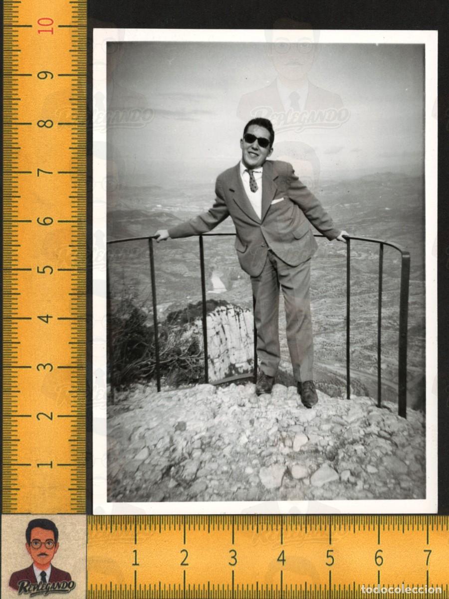 Fotograf&iacute;a antigua: HOMBRE JOVEN SEXY GAFAS SOL SONRISA - MIRADOR MONTSERRAT SAN MIGUEL - FOTO ANTIGUA LGTB A&Ntilde;O 1960