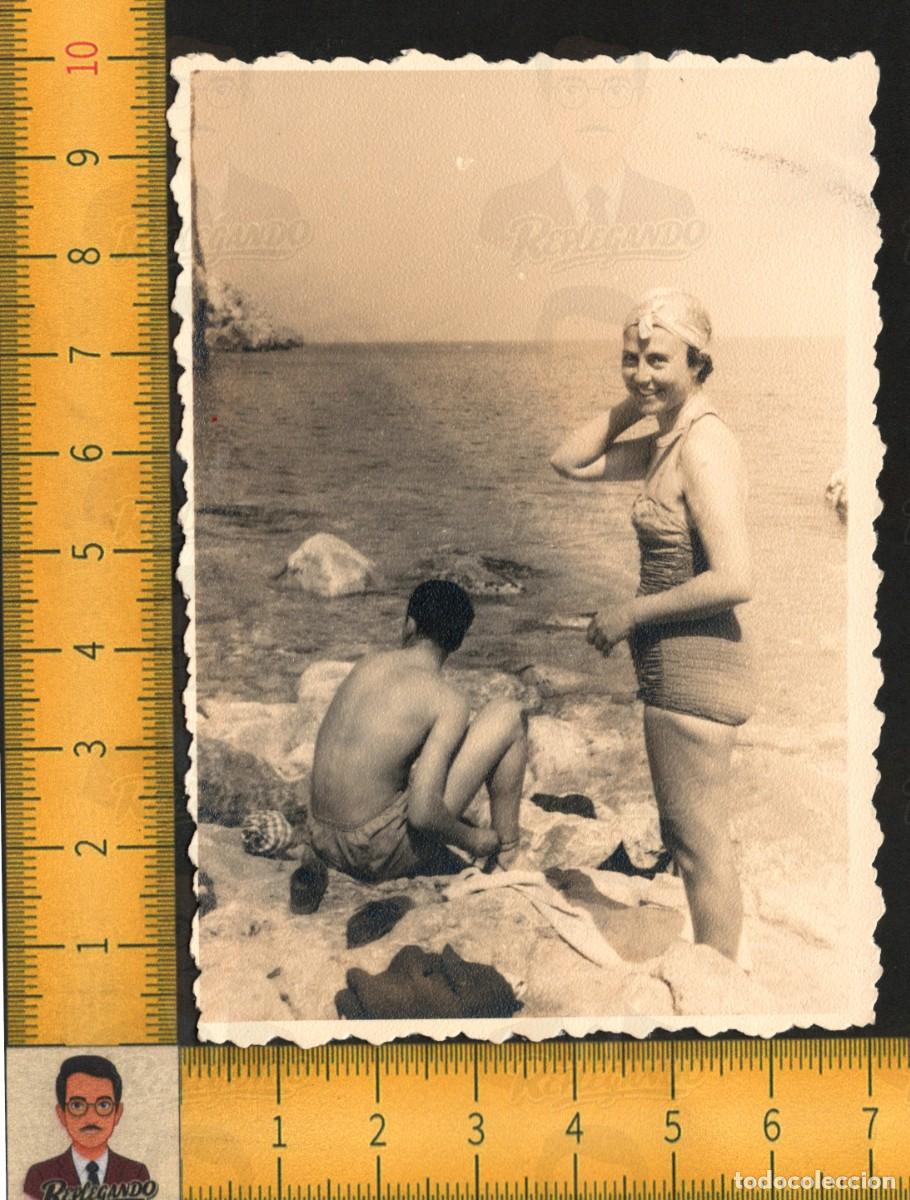 Fotograf&iacute;a antigua: MUJER GUAPA SONRIENTE BA&Ntilde;ADOR GORRO BA&Ntilde;O - PLAYA MAR HOMBRE SENTADO ROCAS - FOTO ANTIGUA A&Ntilde;OS 40