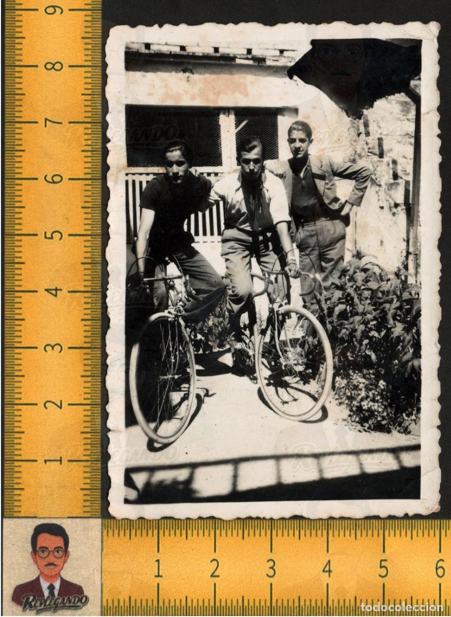 Fotograf&iacute;a antigua: TR&Iacute;O HOMBRES J&Oacute;VENES GUAPOS POSAN BICICLETAS CL&Aacute;SICAS - CICLISMO AMIGOS - FOTO ANTIGUA A&Ntilde;OS 40/50