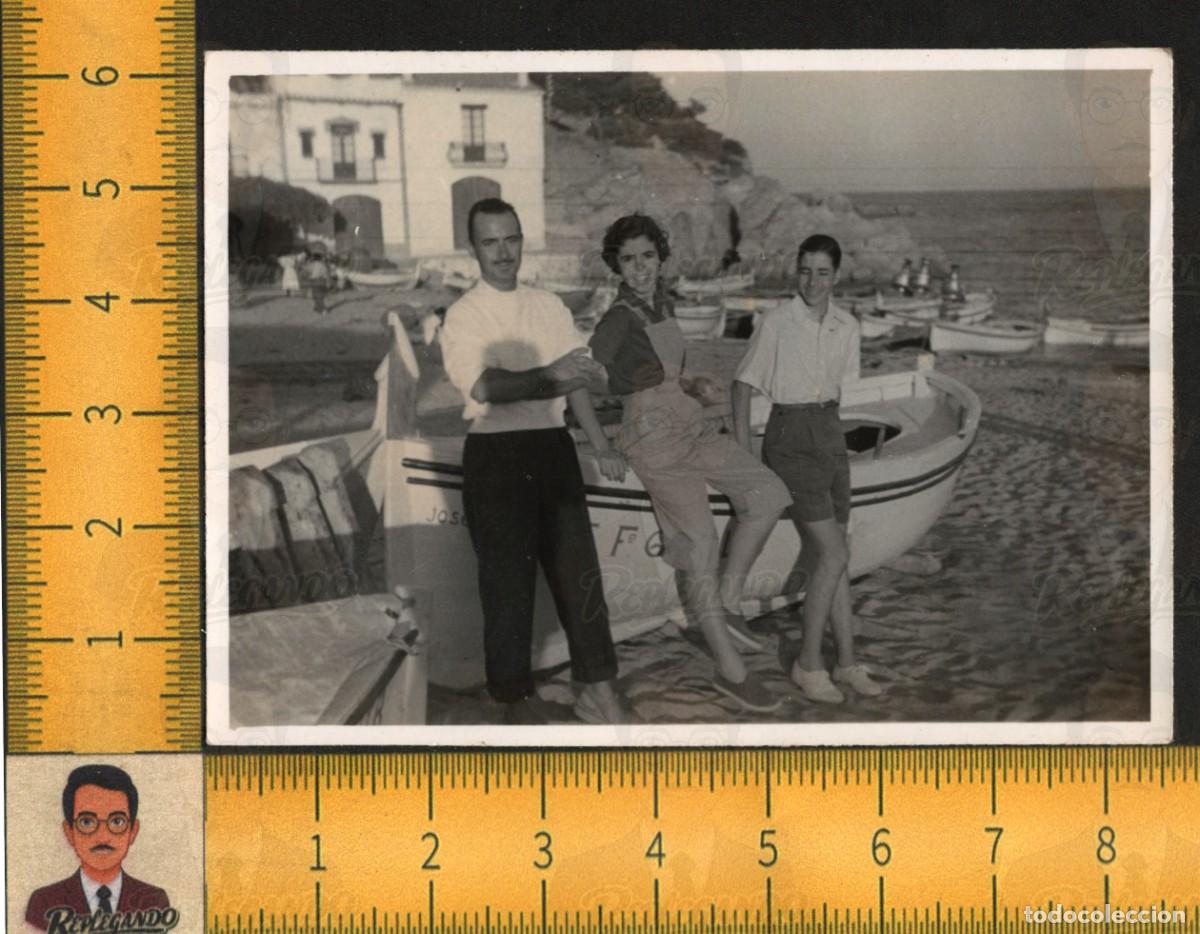 Fotograf&iacute;a antigua: HOMBRE NI&Ntilde;A Y NI&Ntilde;O POSAN JUNTO BARCAS PESCA - PLAYA PALAFRUGELL GIRONA COSTA BRAVA - FOTO A&Ntilde;OS 50