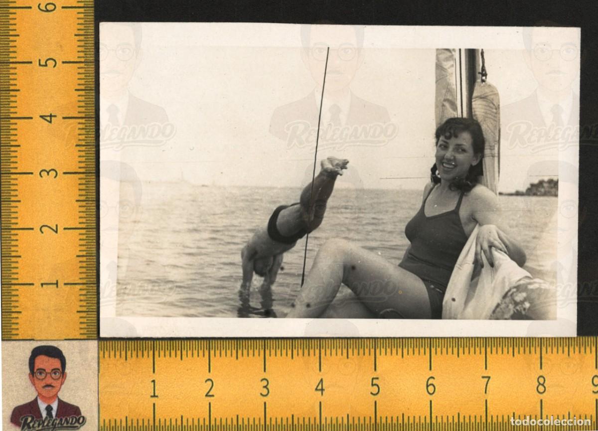 Fotograf&iacute;a antigua: MUJER JOVEN GUAPA SONRIENTE EN BA&Ntilde;ADOR - BARCO VELERO MAR - FOTOGRAF&Iacute;A ANTIGUA ART&Iacute;STICA A&Ntilde;OS 60