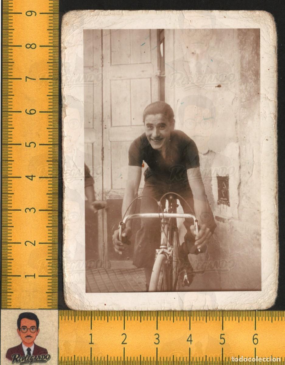 Fotograf&iacute;a antigua: HOMBRE JOVEN GUAPO SEXY SONRIENTE CICLISTA - BICICLETA CARRERAS - FOTO ANTIGUA LGTB A&Ntilde;OS 40/50
