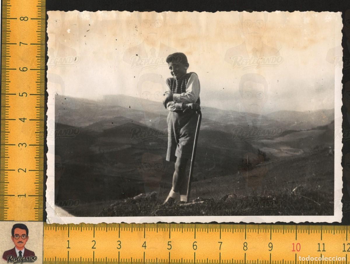 Fotograf&iacute;a antigua: NI&Ntilde;O EXCURSIONISTA FELIZ CON BAST&Oacute;N - PANTAL&Oacute;N CORTO PAISAJE MONTA&Ntilde;A - FOTOGRAF&Iacute;A ANTIGUA A&Ntilde;OS 40/50