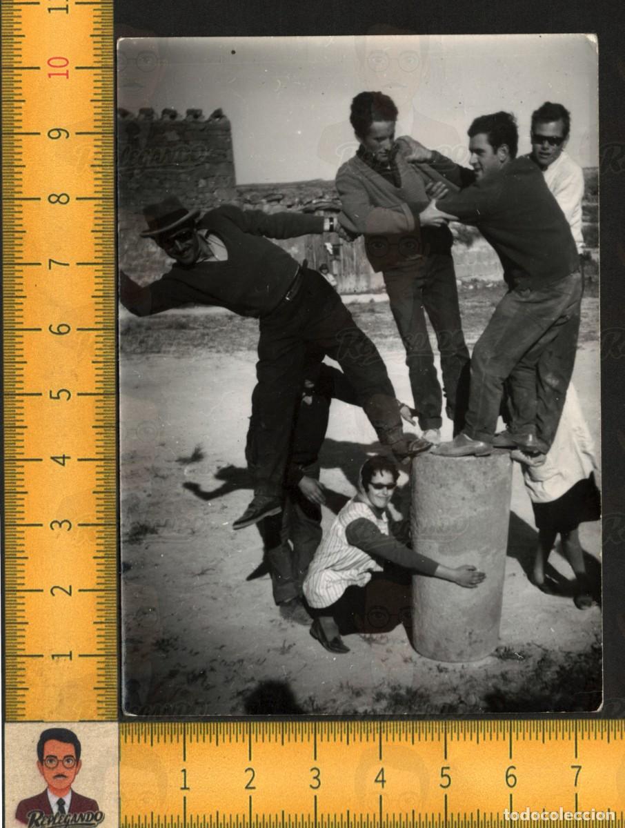 Fotograf&iacute;a antigua: GRUPO LOCOS AMIGOS HOMBRES MUJERES J&Oacute;VENES JUGANDO ESCENA DIVERTIDA - FOTO ANTIGUA ART&Iacute;STICA A&Ntilde;OS 50
