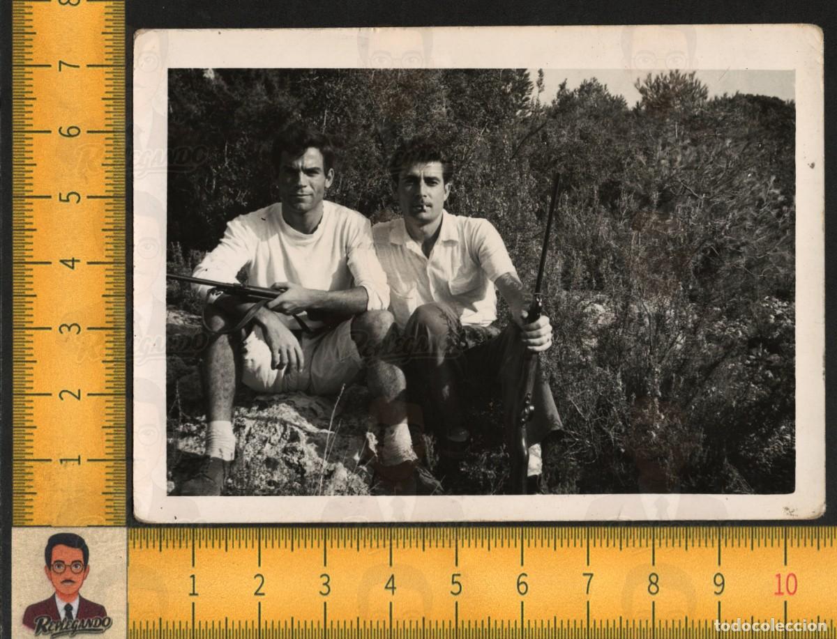 Fotograf&iacute;a antigua: PAREJA HOMBRES J&Oacute;VENES GUAPOS SEXY - CAZADORES ESCOPETA PERDIGONES CAMPO - FOTO ANTIGUA LGTB A&Ntilde;OS 50