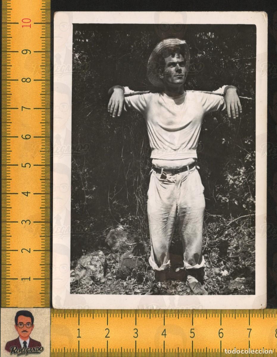 Fotograf&iacute;a antigua: HOMBRE JOVEN GUAPO SEXY SOMBRERO POSA EN CAMPO - RETRATO FOTOGRAF&Iacute;A ANTIGUA ART&Iacute;STICA LGTB A&Ntilde;OS 50