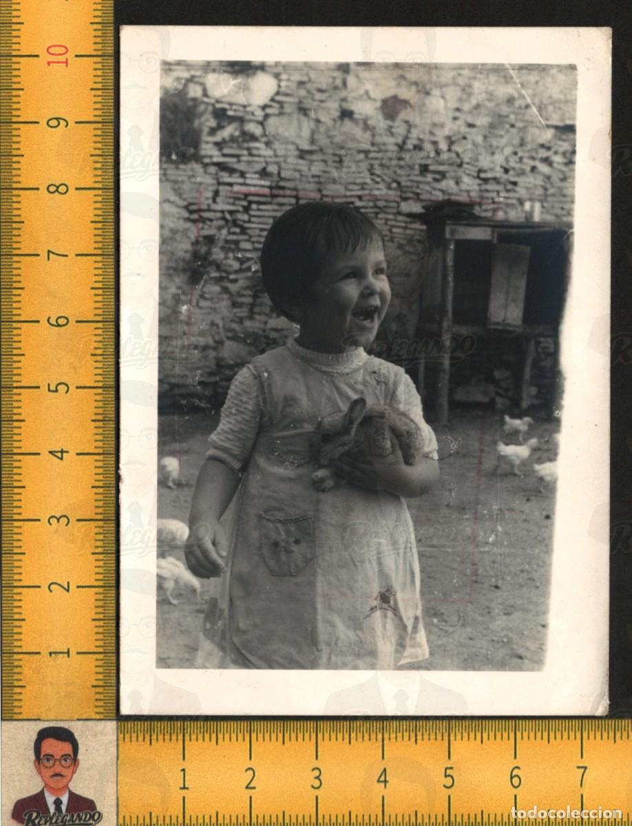 Fotograf&iacute;a antigua: NI&Ntilde;A SONRIENTE FELIZ CON CONEJITO - INFANCIA VIDA RURAL GRANJA - FOTO ANTIGUA ART&Iacute;STICA A&Ntilde;OS 50/60