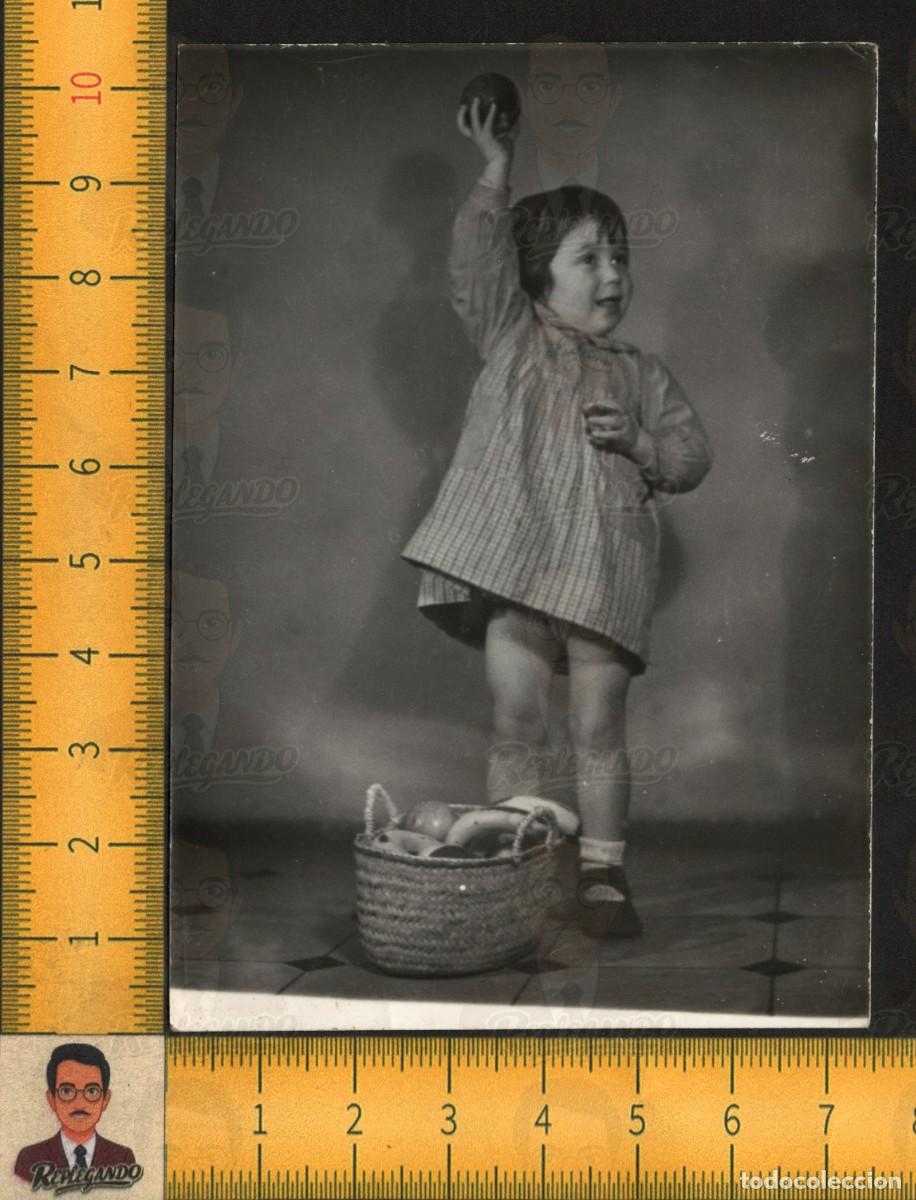 Fotograf&iacute;a antigua: NI&Ntilde;A PEQUE&Ntilde;A SONRIENTE CON MANZANA EN MANO - CESTA MIMBRE FRUTAS VESTIDO CUADROS - FOTO ANTIGUA A&Ntilde;OS