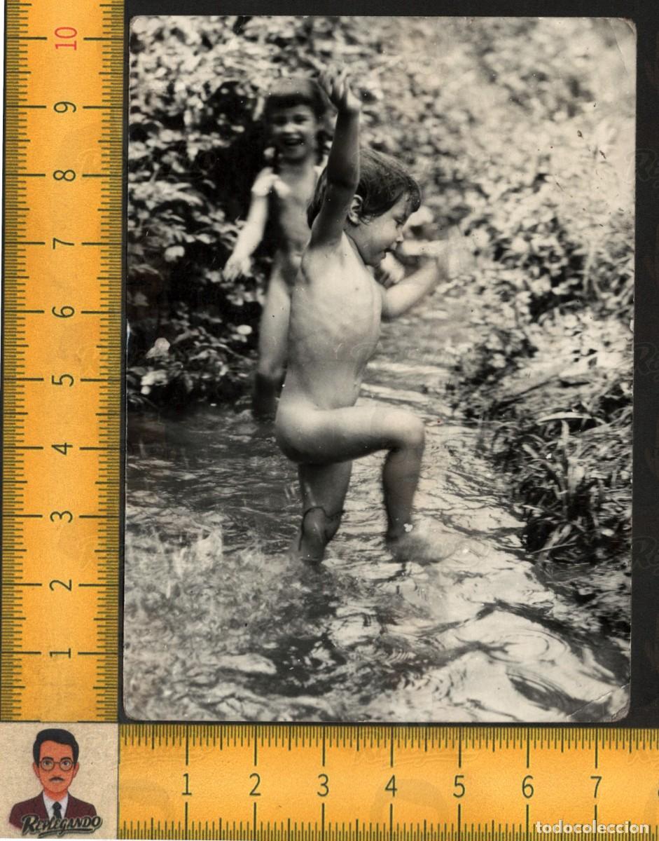 Fotograf&iacute;a antigua: PAREJA NI&Ntilde;OS BA&Ntilde;&Aacute;NDOSE EN ACEQUIA - INFANCIA JUEGOS VERANO VIDA RURAL CAMPO - FOTO ANTIGUA A&Ntilde;OS 60