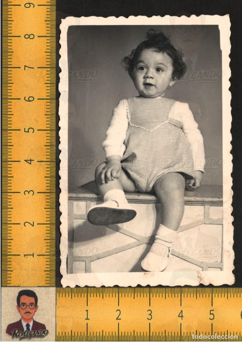 Fotograf&iacute;a antigua: RETRATO NI&Ntilde;A PEQUE&Ntilde;A SONRIENTE PELO RIZADO - INFANCIA VESTIDO - FOTOGRAF&Iacute;A ANTIGUA ESTUDIO A&Ntilde;O 1957