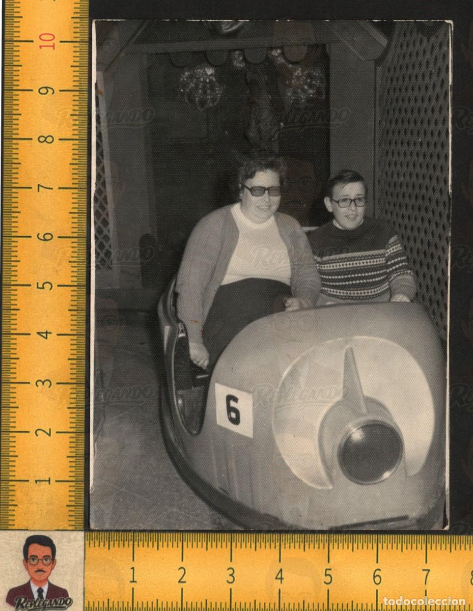 Alte Fotografie: PARQUE ATRACCIONES TIBIDABO (BARCELONA): MUJER Y NI&Ntilde;O EN COCHE INFANTIL FERIA - FOTO ANTIGUA A&Ntilde;OS 60