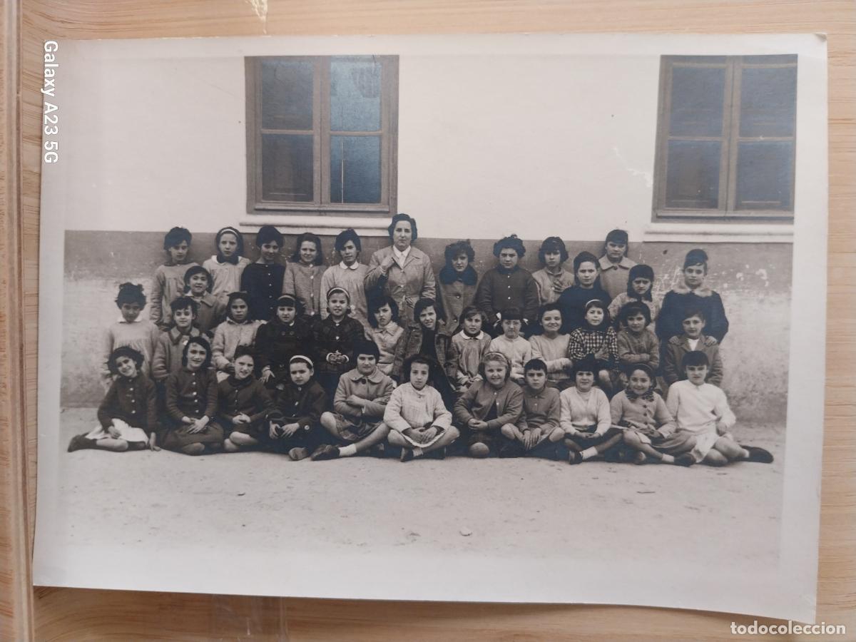 Fotograf&iacute;a antigua: MAESTRA CON NI&Ntilde;AS FOTO PARTICULAR DE GRUPO MUY BONITA IMAGEN 18X13CMS A&Ntilde;OS 50 60