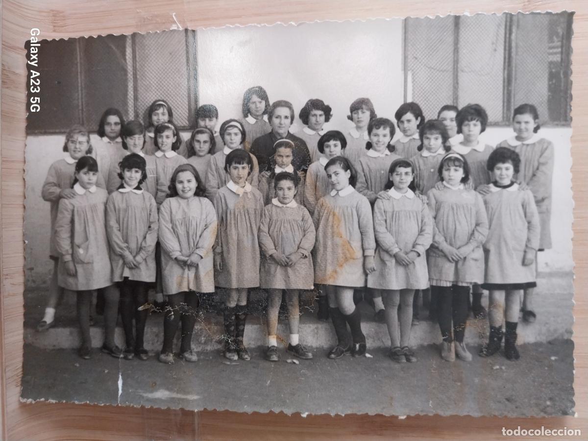 Fotograf&iacute;a antigua: MAESTRA CON NI&Ntilde;AS BABI COLEGIO FOTO PARTICULAR DE GRUPO MUY IMAGEN 17X11.7CMS A&Ntilde;OS 50 60