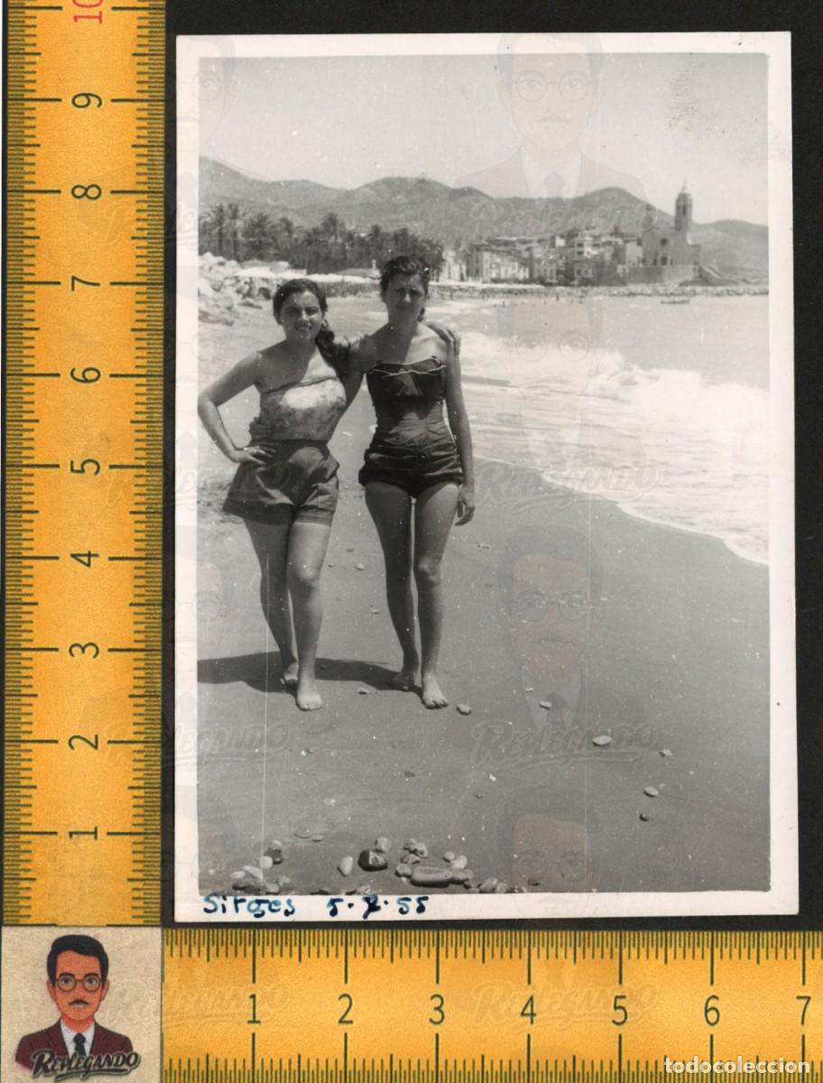 Fotograf&iacute;a antigua: SITGES (BARCELONA) : DOS MUJERES J&Oacute;VENES EN BA&Ntilde;ADOR PLAYA MAR COSTA CATALANA - FOTO ANTIGUA A&Ntilde;O 1955