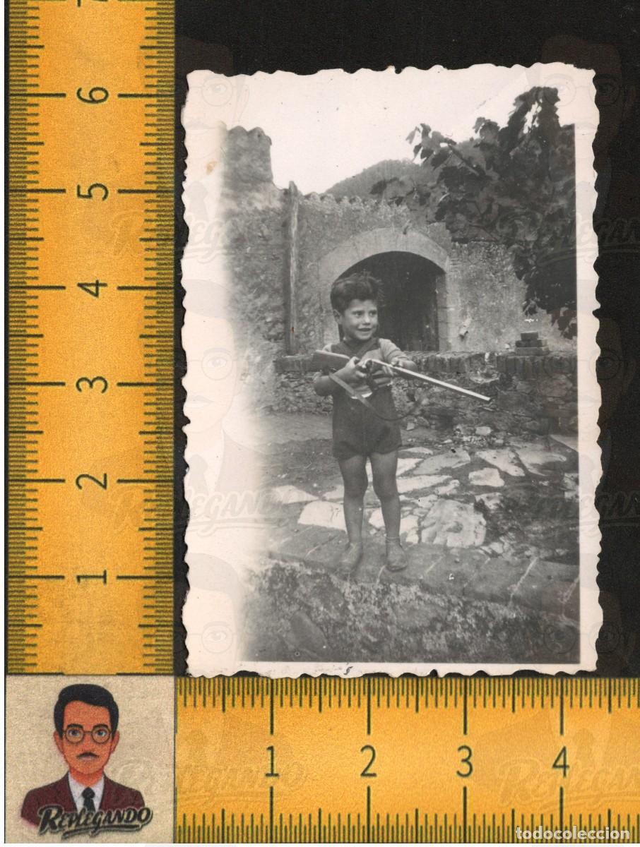 Fotograf&iacute;a antigua: CAN TORRENT : NI&Ntilde;O ESCOPETA CAZA JUGUETE - CASA R&Uacute;STICA PORTAL PIEDRA PATIO - FOTO ANTIGUA A&Ntilde;O 1945