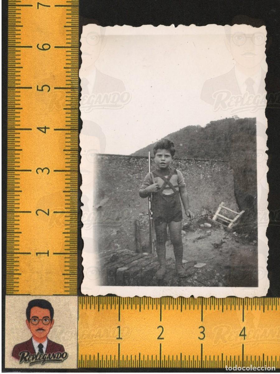 Fotograf&iacute;a antigua: CAN TORRENT : NI&Ntilde;O ESCOPETA CAZA JUGUETE - TIRANTES PANTAL&Oacute;N CORTO PATIO R&Uacute;STICO - FOTO ANTIGUA 1945
