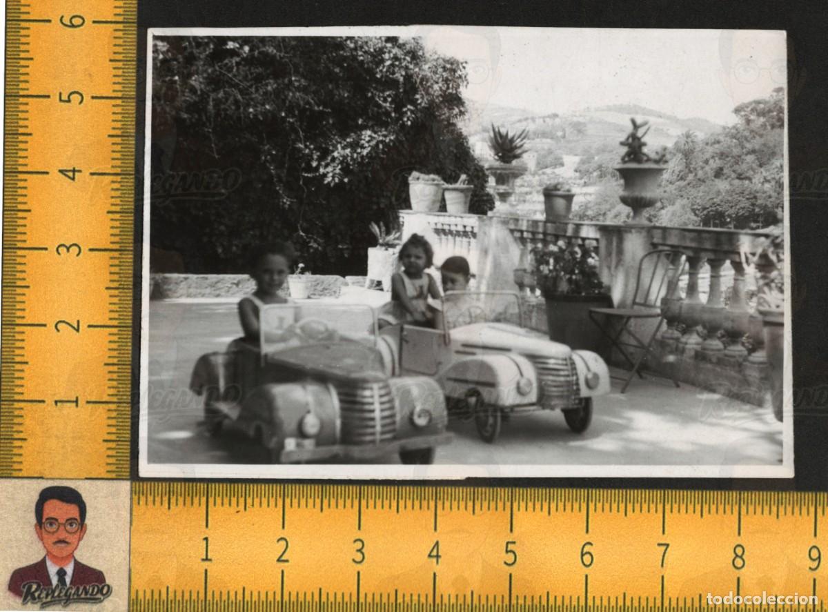 Fotograf&iacute;a antigua: NI&Ntilde;OS EN COCHES DE PEDALES - AUTOM&Oacute;VILES JUGUETE INFANTIL TERRAZA CON JARD&Iacute;N - FOTO ANTIGUA A&Ntilde;OS 50