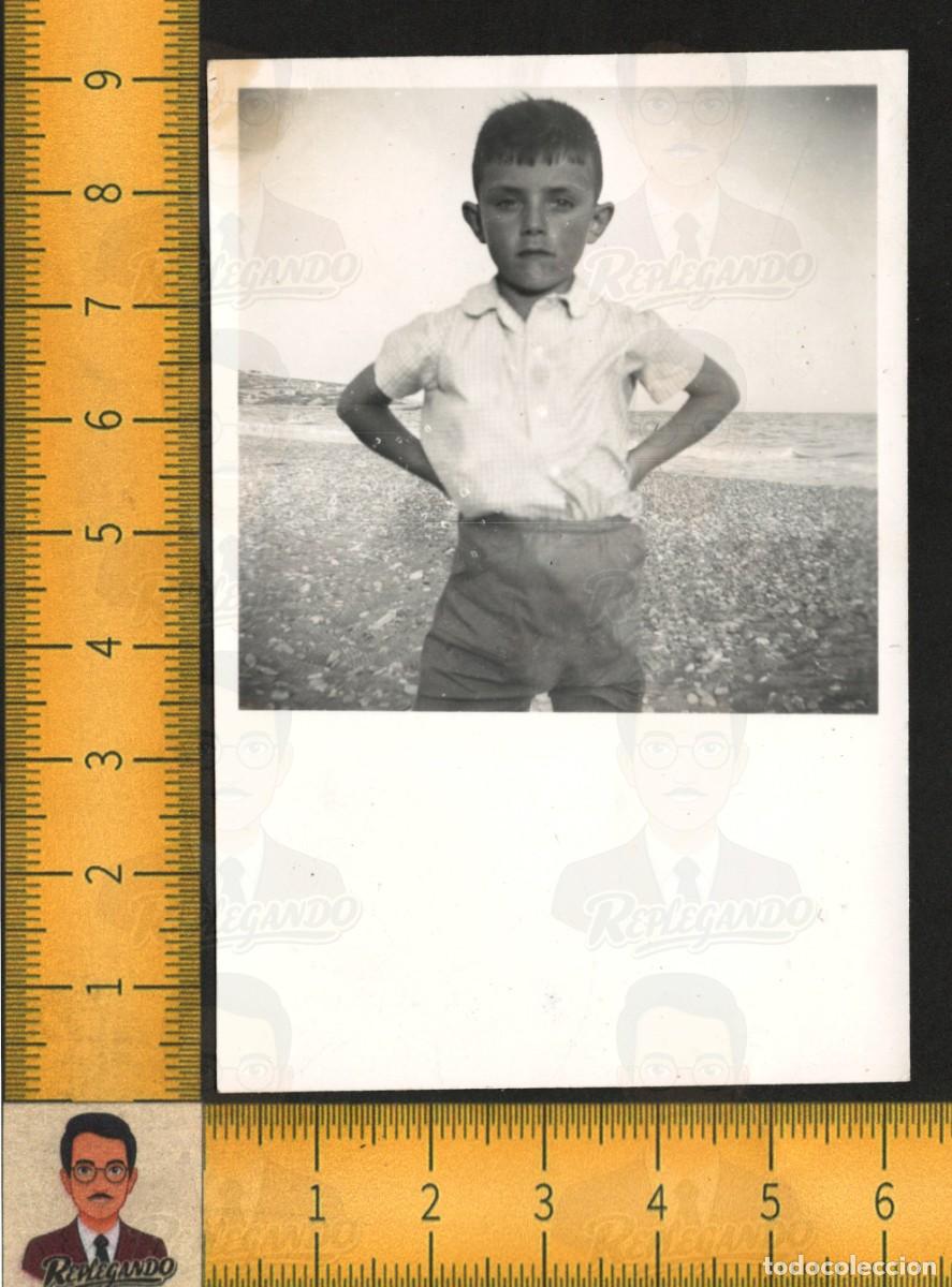 Fotograf&iacute;a antigua: NI&Ntilde;O EN PLAYA DE PIEDRAS - RETRATO NI&Ntilde;O MANOS EN CINTURA PANTAL&Oacute;N CORTO MAR - FOTO ANTIGUA A&Ntilde;OS 50