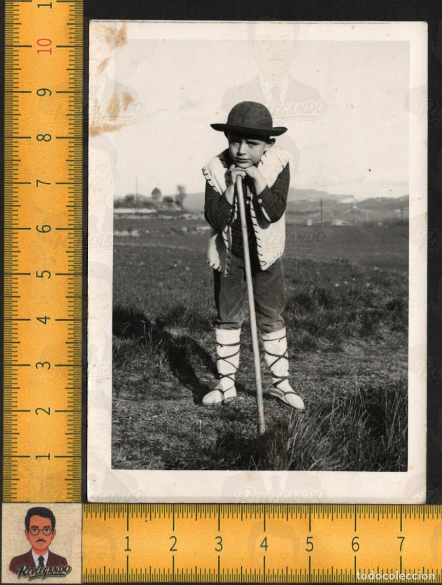 Fotograf&iacute;a antigua: NI&Ntilde;O VESTIDO DE PASTOR - TRAJE TRADICIONAL SOMBRERO BAST&Oacute;N ALPARGATAS CINTAS - FOTO ANTIGUA A&Ntilde;OS 50