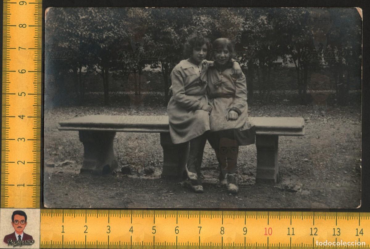 Fotograf&iacute;a antigua: PAREJA NI&Ntilde;AS AMIGAS ABRAZADAS SENTADAS EN BANCO DE JARD&Iacute;N - FOTO POSTAL ANTIGUA A&Ntilde;OS 20 - RETRATO