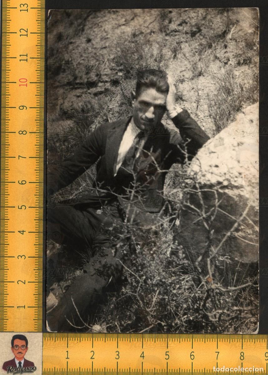 Fotograf&iacute;a antigua: EL RUDO PENSADOR - SEXY HOMBRE TRAJE CORBATA SENTADO NATURALEZA - FOTO ANTIGUA ART&Iacute;STICA LGTB A&Ntilde;O 50