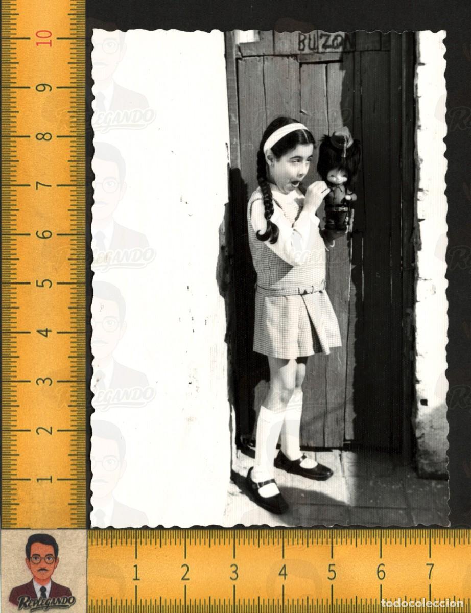 Fotograf&iacute;a antigua: NI&Ntilde;A HACIENDO MUECAS MU&Ntilde;ECO SOLDADO TAT JUGUETE FIELTRO - TRENZAS CINTA PELO - FOTO ANTIGUA A&Ntilde;OS 60