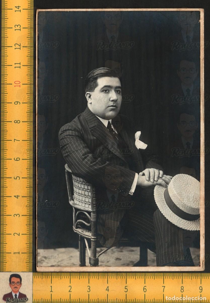 Fotograf&iacute;a antigua: RETRATO HOMBRE JOVEN TRAJE RAYAS CORBATA SOMBRERO PAJA - FOTO POSTAL ESTUDIO ESTRANY MATAR&Oacute; A&Ntilde;OS 20