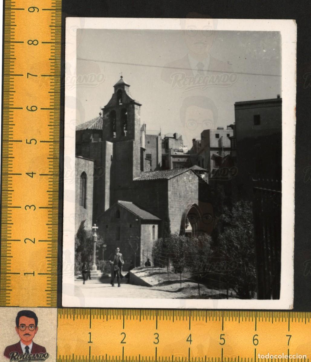 Fotograf&iacute;a antigua: BARCELONA CIUDAD ANTIGUA - IGLESIA SANTA ANA CAMPANARIO PLAZA Y TRANSE&Uacute;NTES - FOTO ANTIGUA A&Ntilde;OS 50