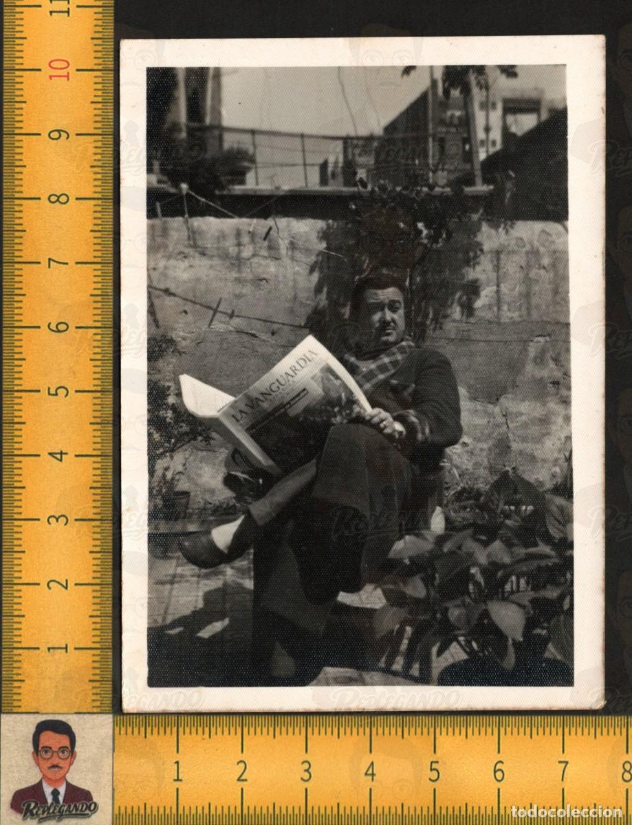 Fotograf&iacute;a antigua: EL DANDY FELIZ - HOMBRE EN BATA LEE PERI&Oacute;DICO LA VANGUARDIA - TERRAZA FLORES - FOTO ANTIGUA A&Ntilde;O 1957
