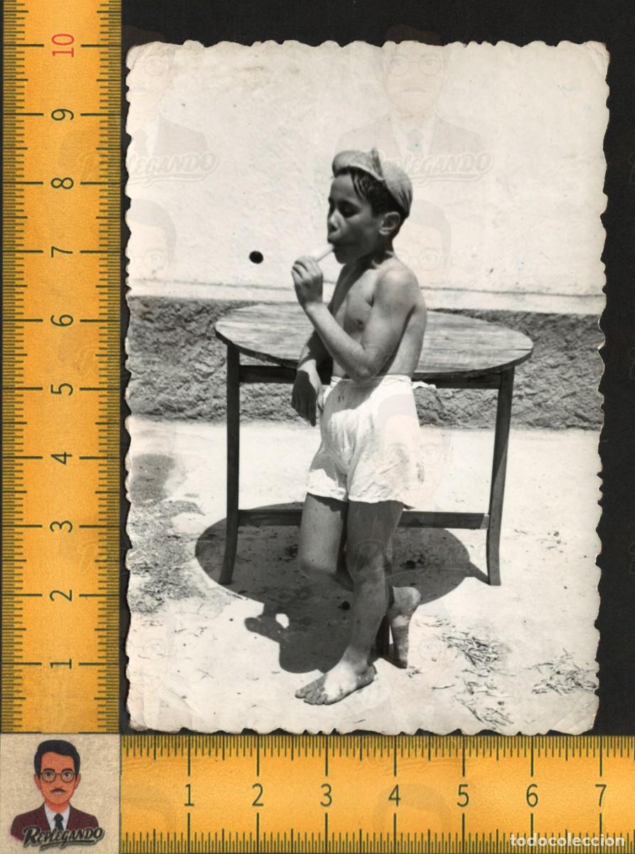 Fotograf&iacute;a antigua: EL PILLO DEL HELADO - NI&Ntilde;O COME POLO HIELO EN PANTAL&Oacute;N CORTO Y GORRA - FOTO ANTIGUA VERANO A&Ntilde;OS 50
