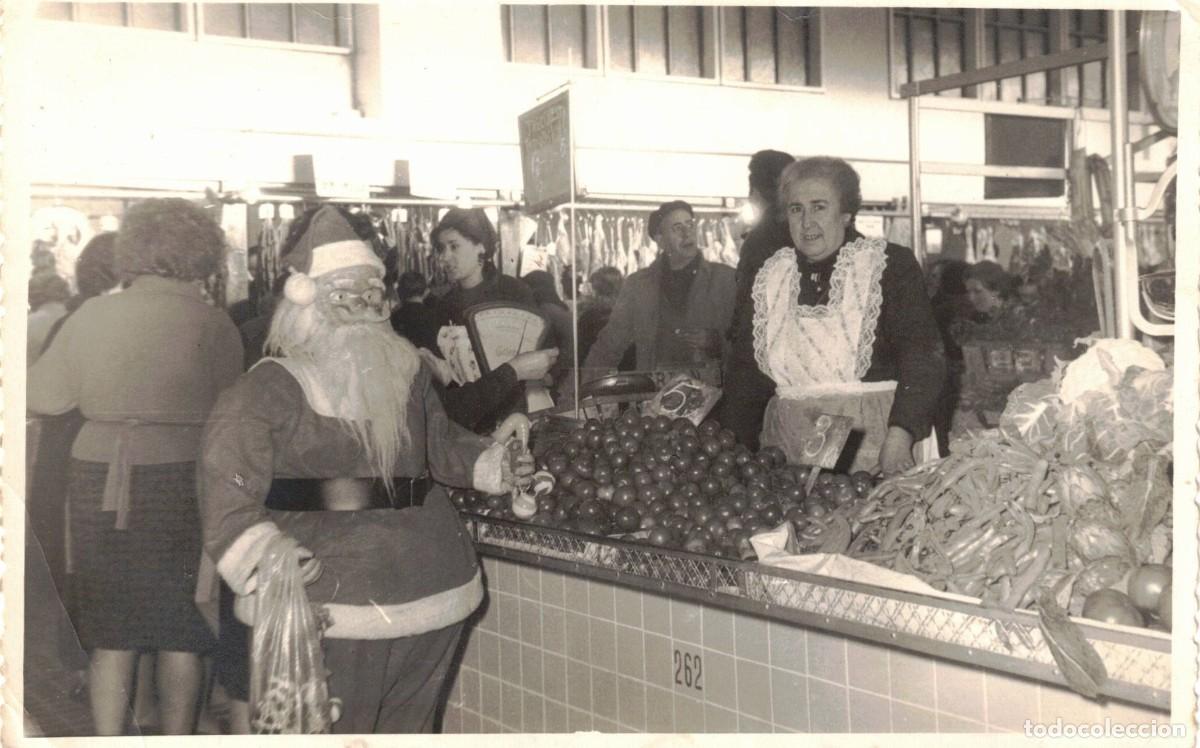 Fotograf&iacute;a antigua: :::: CR32 - FOTOGRAFIA - PAPA NOEL EN UN MERCADO