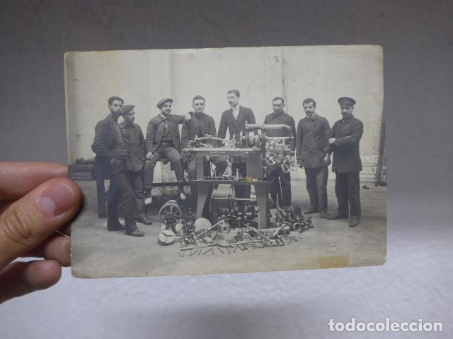Fotograf&iacute;a antigua: Antigua fotografia de Barcelona de principios s.XX con maquinaria, a identificar.