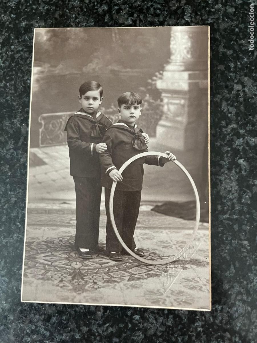 Fotograf&iacute;a antigua: foto dos ni&ntilde;os con hula hoop modern Studi Xavier Pellicer Barcelona
