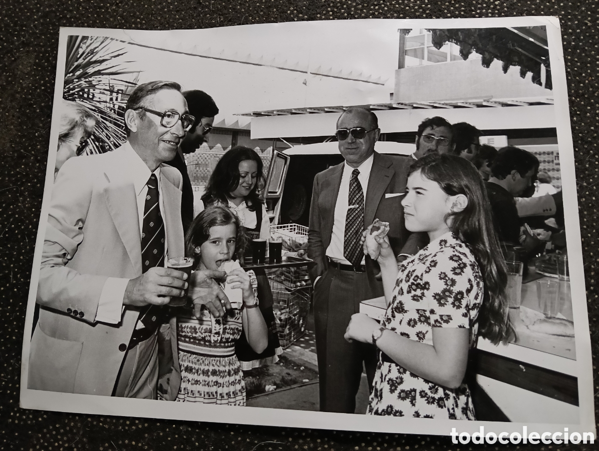 Fotograf&iacute;a antigua: Fotograf&iacute;a del pol&iacute;tico Malt&eacute;s DOM MINTOFF en una visita en un chiringuito del mercado de Barcelona