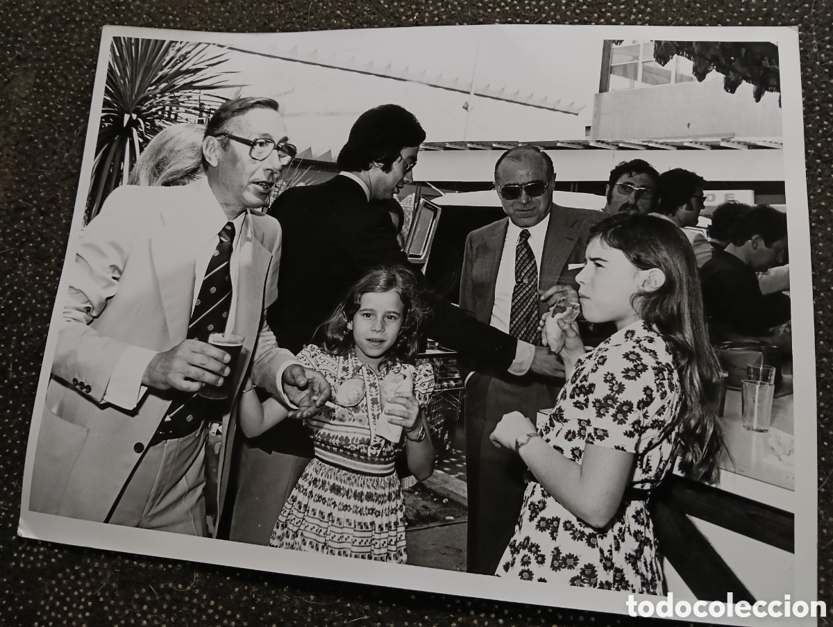 Fotograf&iacute;a antigua: Fotograf&iacute;a del pol&iacute;tico Malt&eacute;s DOM MINTOFF en una visita en un chiringuito del mercado de Barcelona,