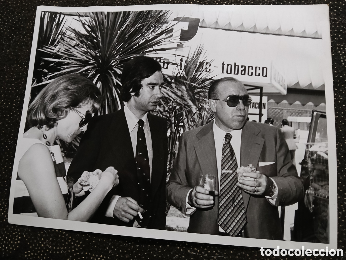 Fotograf&iacute;a antigua: Fotograf&iacute;a del musico TETE MONTOLIU I CAMPS en una visita en un chiringuito del mercado de Barcelona