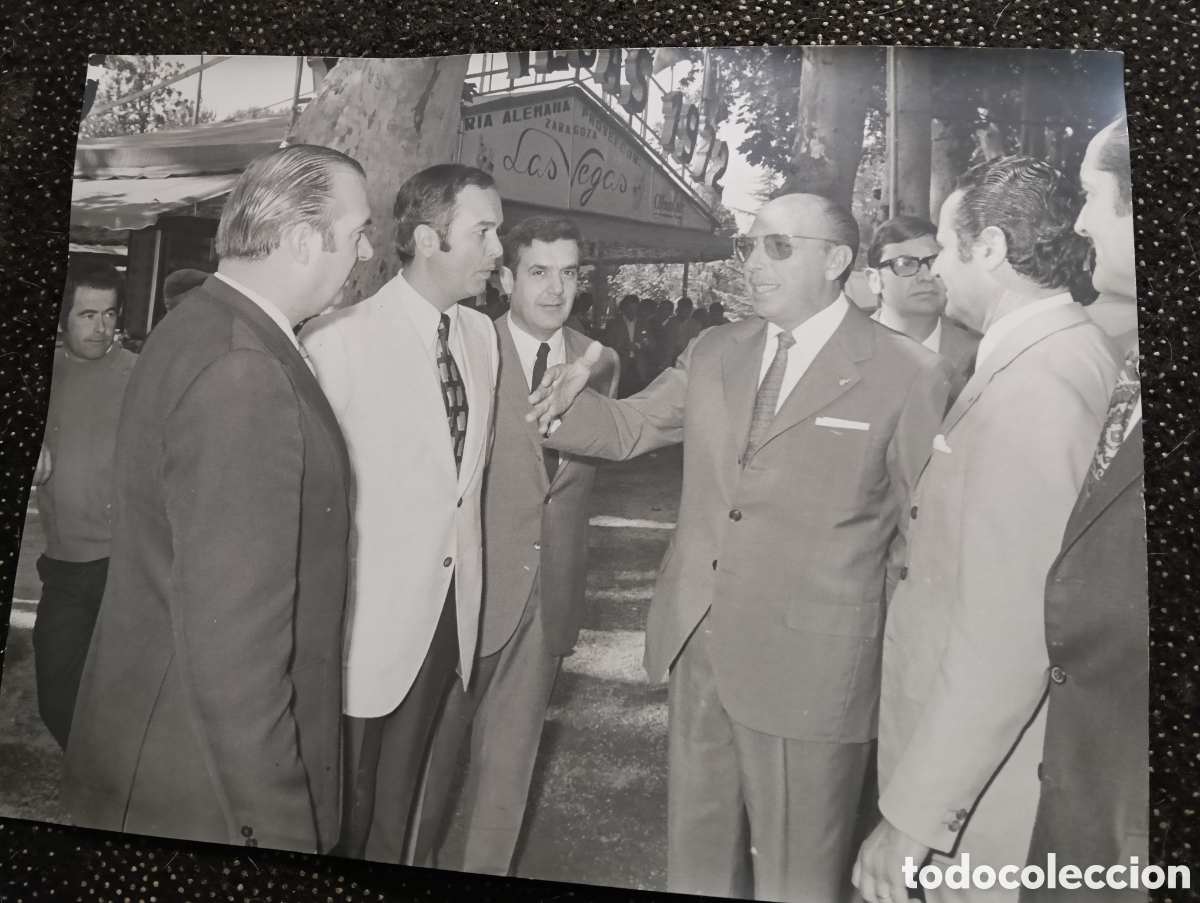Fotograf&iacute;a antigua: Fotograf&iacute;a del locutor MATIAS PRATS en una visita a una feria de L&eacute;rida a&ntilde;os 70 aprox. Mide 24 x 18