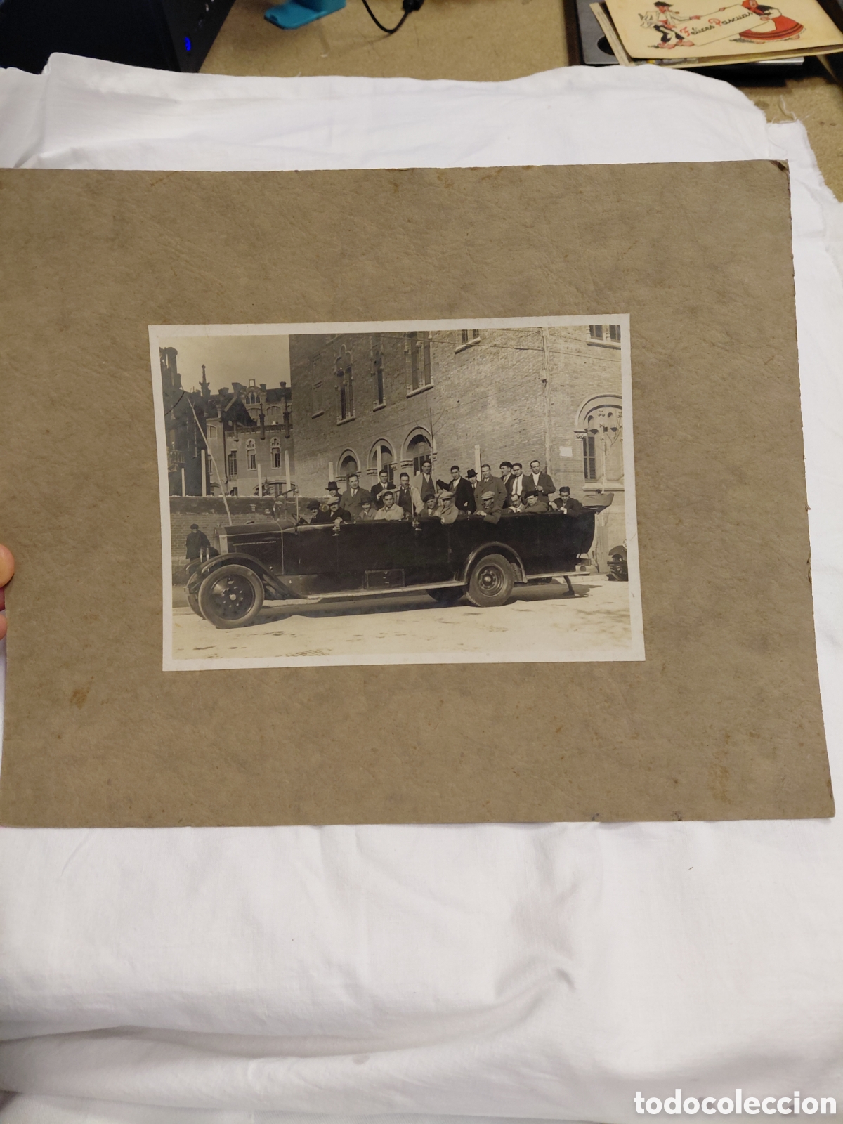 Fotograf&iacute;a antigua: ANTIGUA FOTOGRAFIA DE UN GRUPO DE HOMBRES A BORDO DE UN COCHE ANTIGUO.EDIFICION SANT PAU BARCELONA?