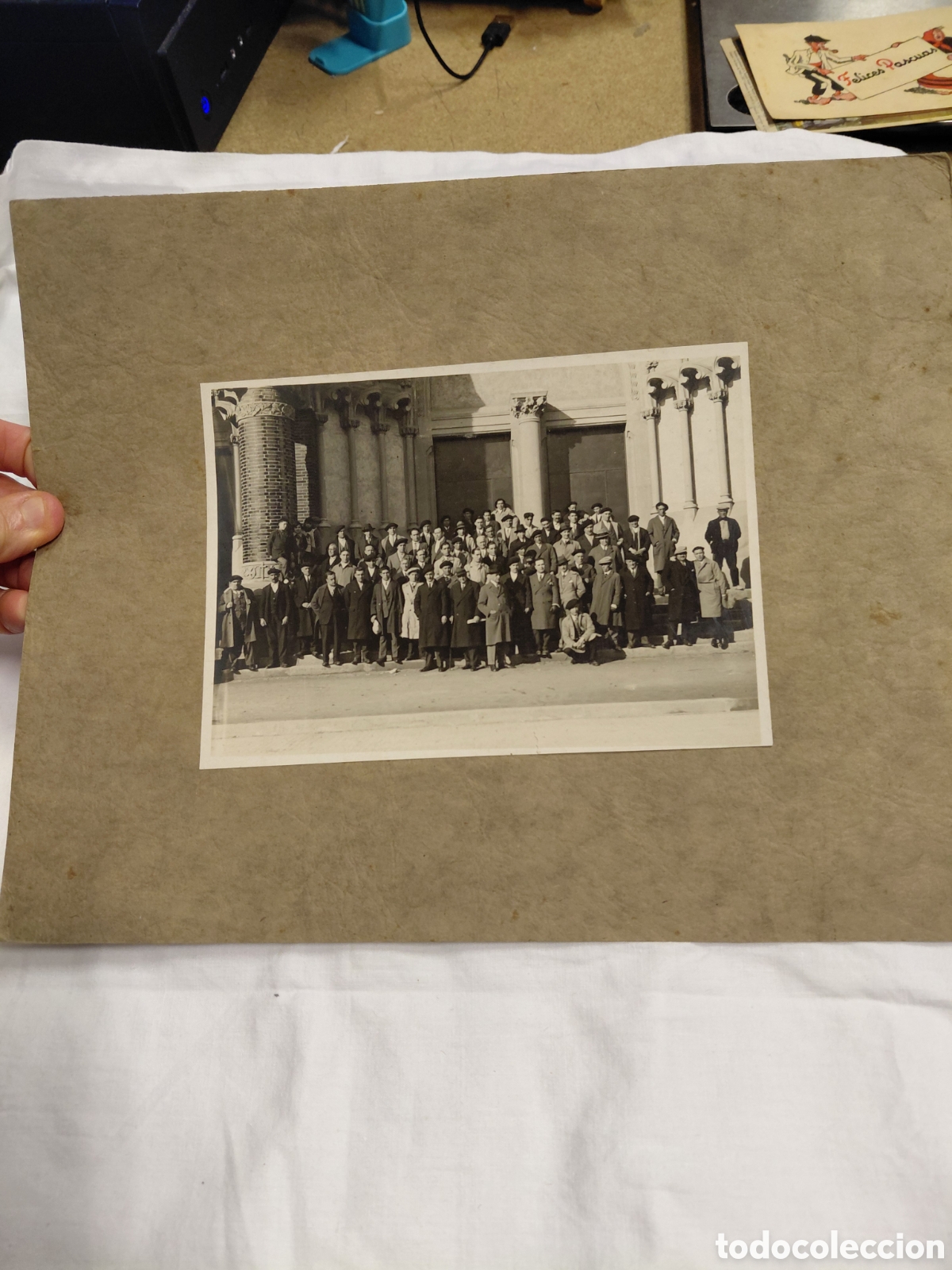 Fotograf&iacute;a antigua: ANTIGUA FOTOGRAFIA DE UN GRUPO DE HOMBRES DELANTE DE UN EDIFICIO SANT PAU BARCELONA?