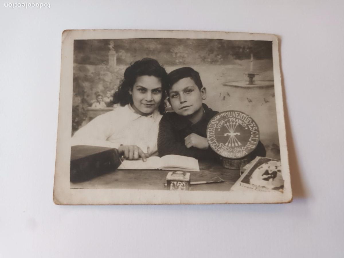 Fotograf&iacute;a antigua: FOTOGRAF&Iacute;A RECUERDO DE MI JUVENTUD ESCOLAR. CURSO 1940. BARCELONA. VIVA FRANCO. ESCUDO FALANGE