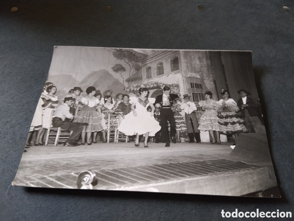 Fotograf&iacute;a antigua: Grupo de gente cantando en tablado,fotos Miguel, Alicante
