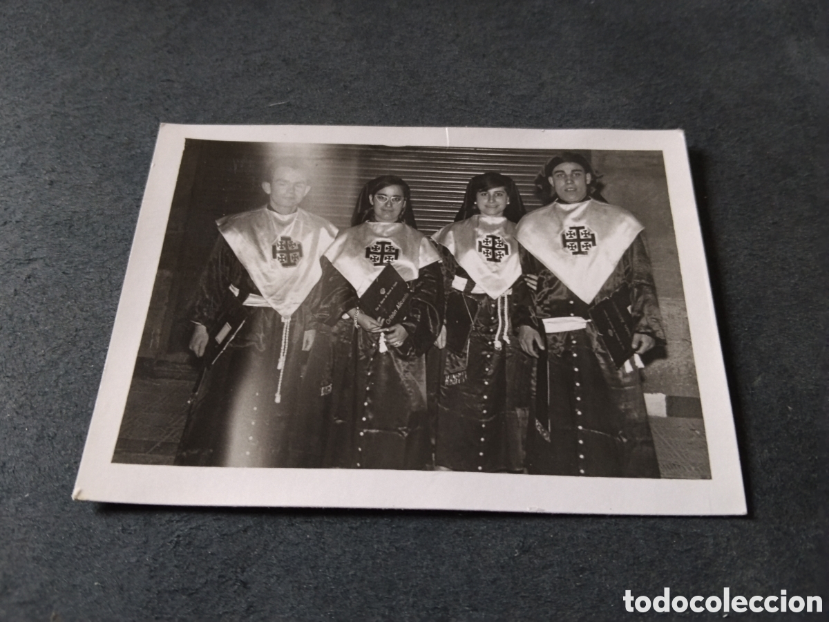 Fotograf&iacute;a antigua: Fotograf&iacute;a dos parejas traje de procesi&oacute;n cruz de Jerusalem