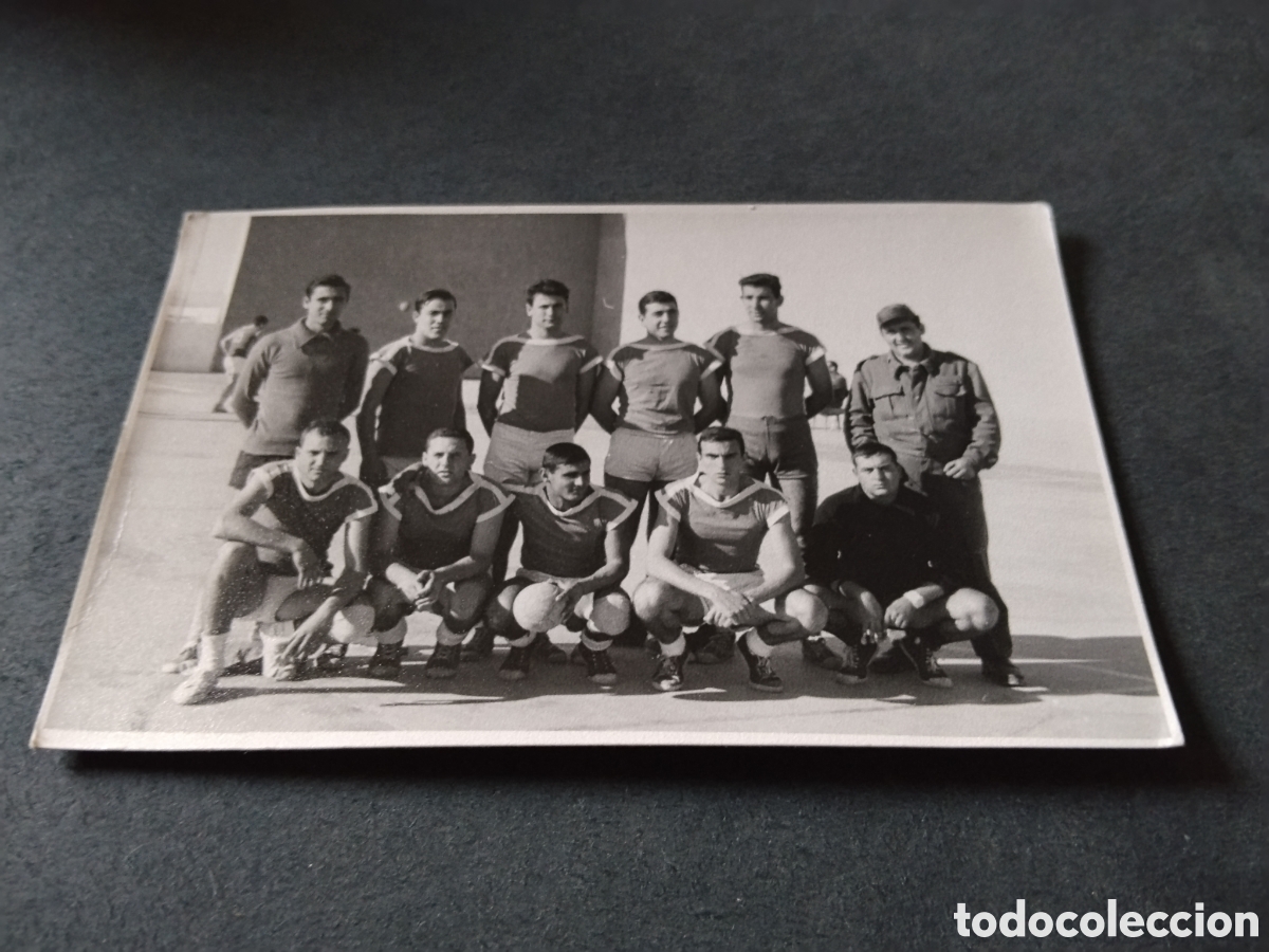 Fotograf&iacute;a antigua: Fotograf&iacute;a grupo de j&oacute;venes seguramente soldados preparados para hacer deporte