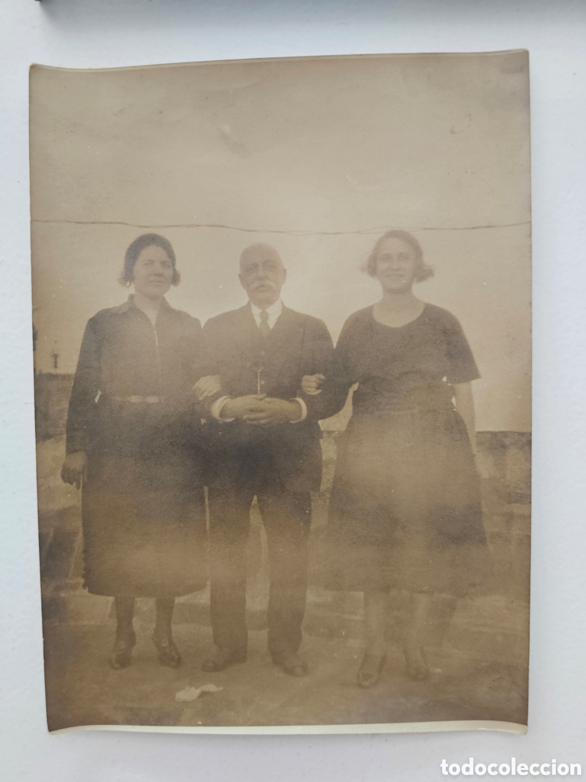 Fotograf&iacute;a antigua: Fotograf&iacute;a antigua de &eacute;poca. Retrato de hombre con dos mujeres. A&ntilde;os 1920 - 1930