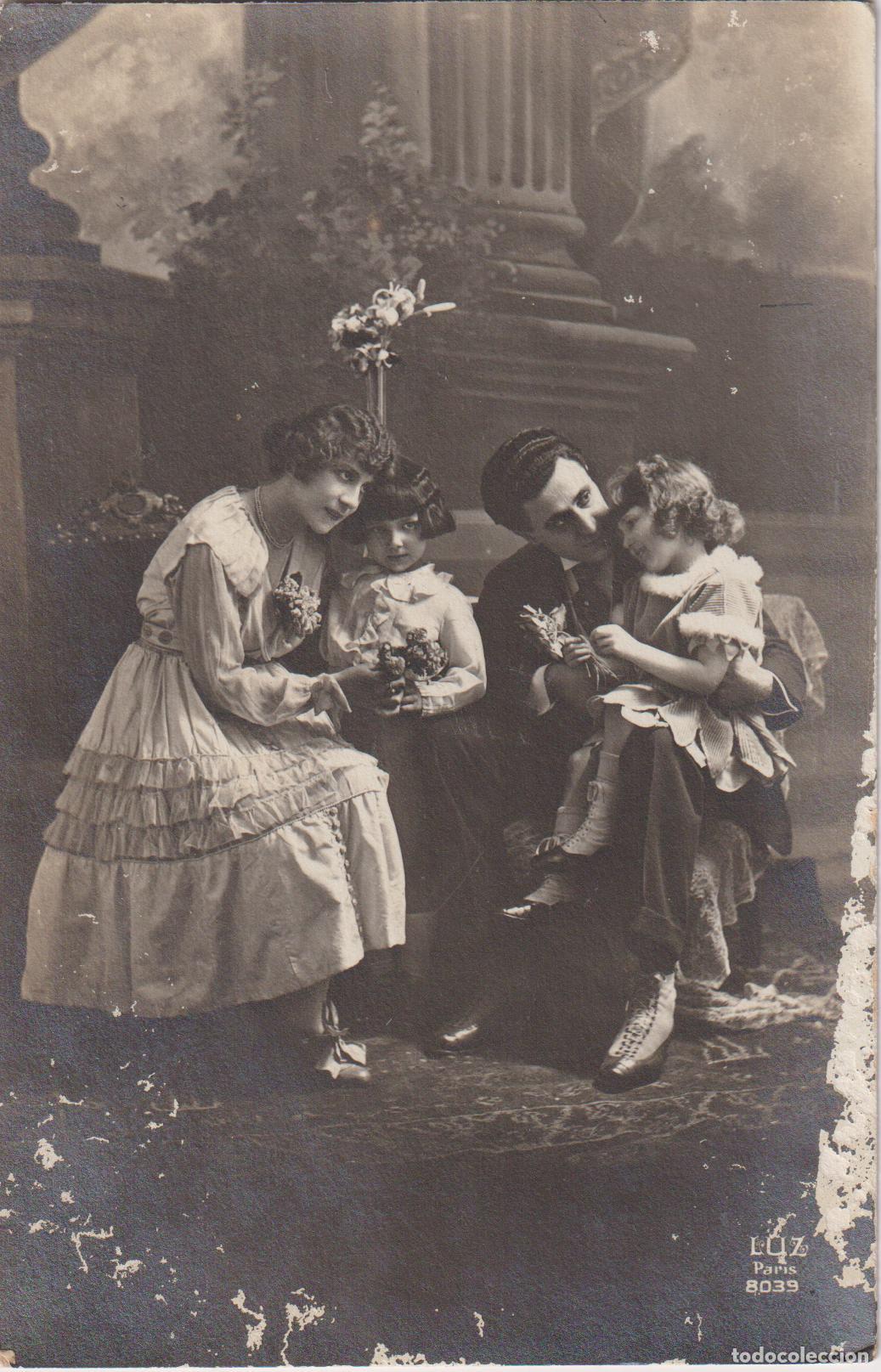 Fotograf&iacute;a antigua: ANTIGUA FOTOGRAFIA FAMILIAR DE ESTUDIO - LUZ PARIS 8039 - ESCRITA 1918