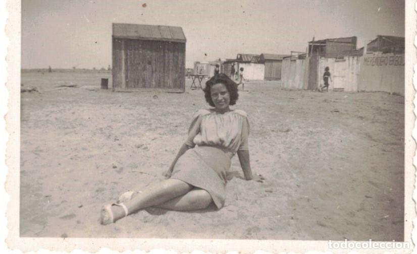 Fotograf&iacute;a antigua: :::: C175 - FOTOGRAFIA FORMATO PEQUE&Ntilde;O - JOVEN SENTADA EN EL SUELO ***